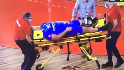 VÍDEO: jogador do Boa-Hora sofre queda aparatosa da maca na Luz - TVI