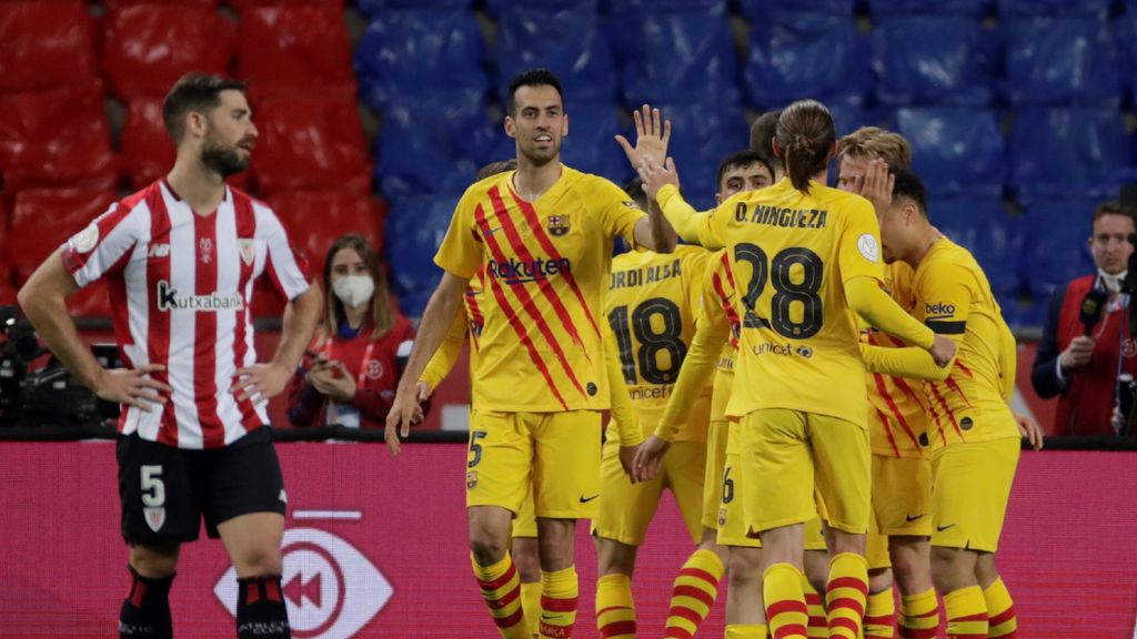 Jogadores do Barcelona festejam um dos golos ante o Athletic (Julio Munoz/EPA)
