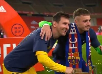 VÍDEO: jogadores do Barça fizeram fila para tirar uma foto ao lado de Messi - TVI