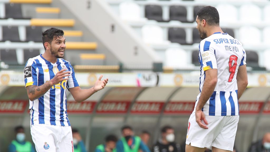 Taremi festeja com Corona o golo inaugural no Nacional-FC Porto (Homem de Gouveia/LUSA)