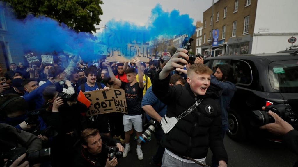 Adeptos do Chelsea protestam contra a Superliga Europeia