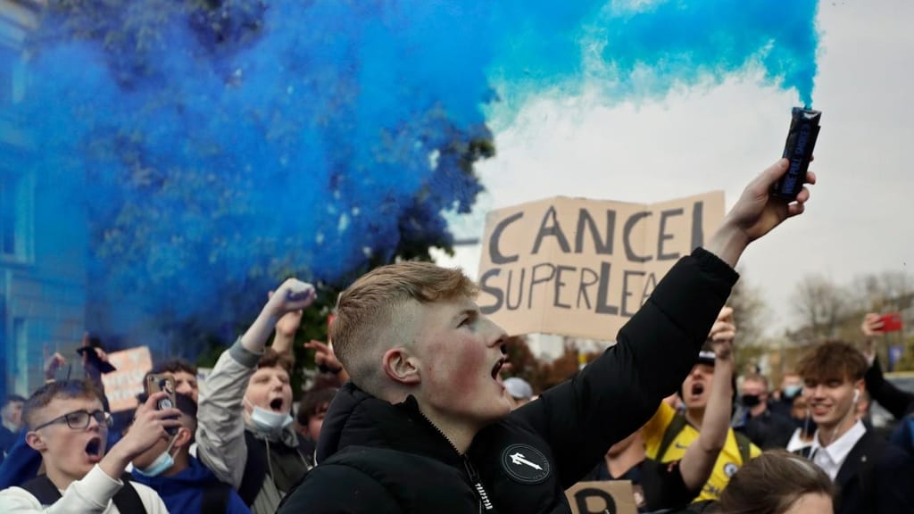 Adeptos manifestam-se junto ao estádio do Chelsea (AP Photo/Matt Dunham)