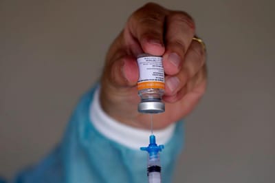 Covid-19: vacina CoronaVac é menos eficaz em pessoas a partir dos 70 anos - TVI
