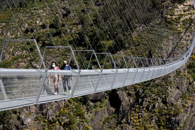 A maior ponte pedonal suspensa do mundo é portuguesa e está prestes a abrir ao público - TVI