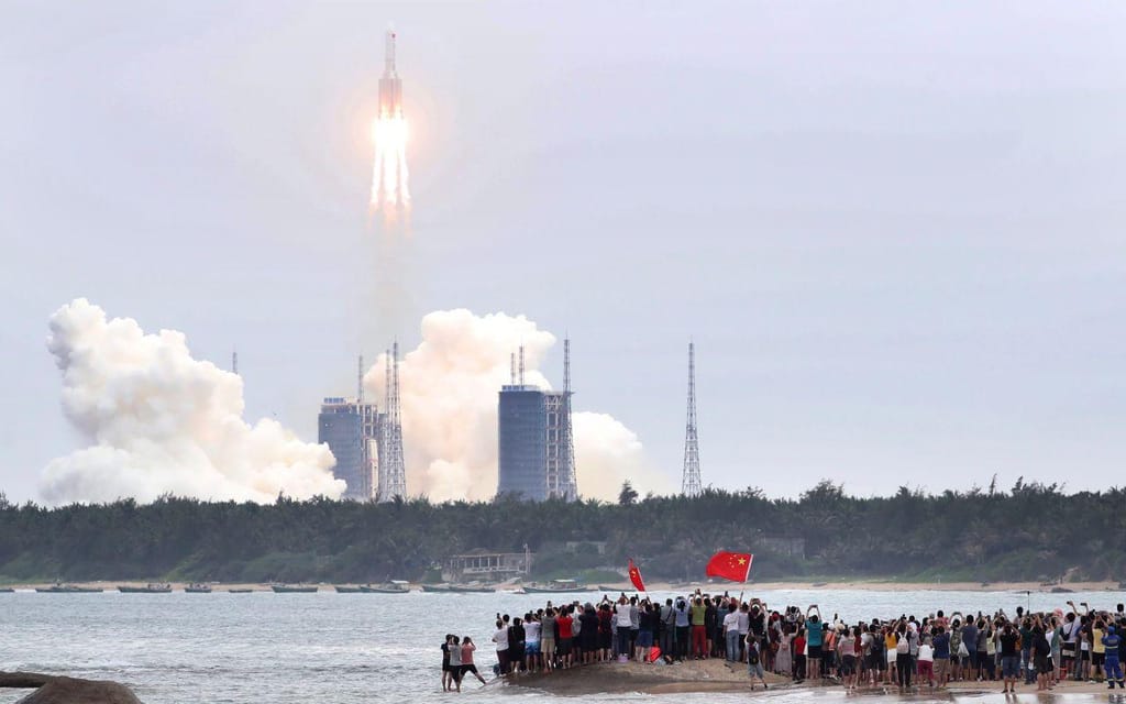 Clima de festa no lançamento do módulo principal da primeira estação espacial permanente chinesa