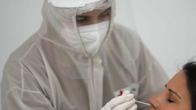 PCP quer saber "justificação" para Estado voltar a pagar mais pelos testes PCR a laboratórios - TVI