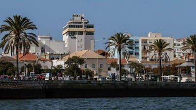 Detida em Portimão britânica de 70 anos procurada em Espanha por fraude fiscal - TVI