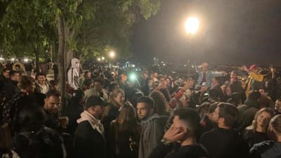 Multidão de 500 pessoas, a maioria sem máscara e a consumir álcool, em miradouro de Lisboa - TVI