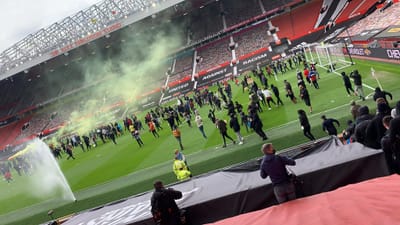 VÍDEO: centenas de adeptos invadem relvado de Old Trafford em protesto - TVI