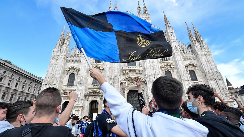 Festa em Milão (Claudio Furlan/LaPresse via AP)