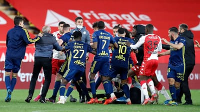 VÍDEO: Lyon vence no Mónaco e o jogo termina em confrontos - TVI