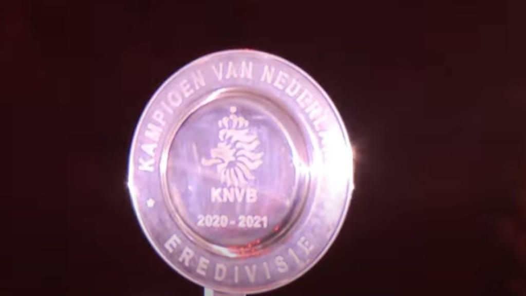 O troféu do 35.º título do Ajax