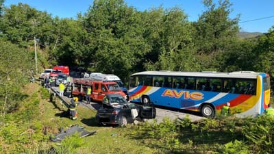Colisão entre autocarro escolar e dois carros faz 12 feridos, a maioria crianças - TVI