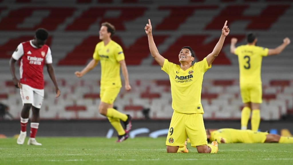 Carlos Bacca aponta ao céu nos festejos do apuramento do Villarreal para a final da Liga Europa (Andy Rain/EPA)