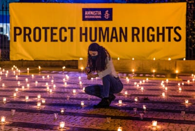 Direitos humanos: Amnistia acende velas para "iluminar a escuridão" na Índia - TVI