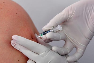 Covid-19: OMS pede aos países para não darem a terceira dose da vacina - TVI