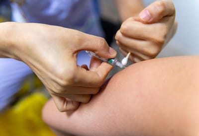 Covid-19: vacinação de adolescentes entre 12 e 18 anos começou em França - TVI
