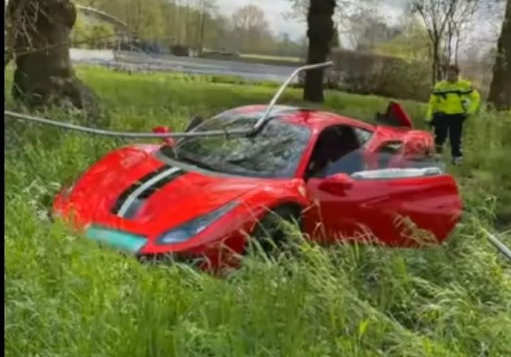 Ferrari 488 Pista foi parar à valeta (reprodução YouTube)
