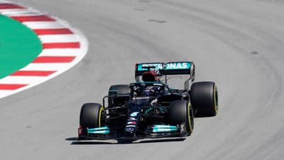 Fórmula 1: Hamilton conquista a 'pole' número 100 em Barcelona - TVI