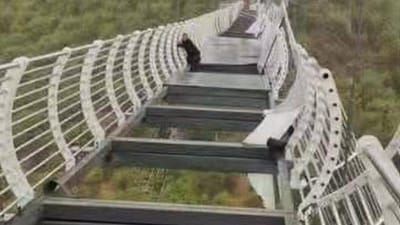 Turista fica pendurado em ponte suspensa a 100 metros de altura. Painéis de vidro partiram-se - TVI