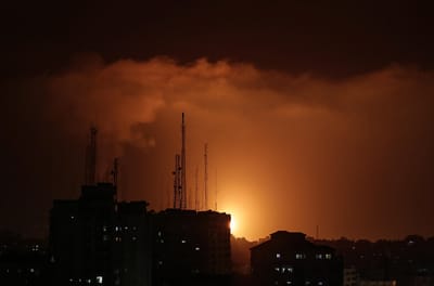 Israel volta a atacar e destrói prédio residencial de 13 andares em Gaza - TVI