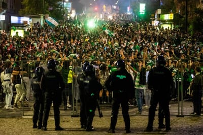 Sporting: três detidos e vários feridos, incluindo polícias, na festa do título - TVI