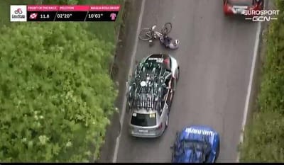 INCRÍVEL: ciclista abalroado por carro de outra equipa no Giro - TVI