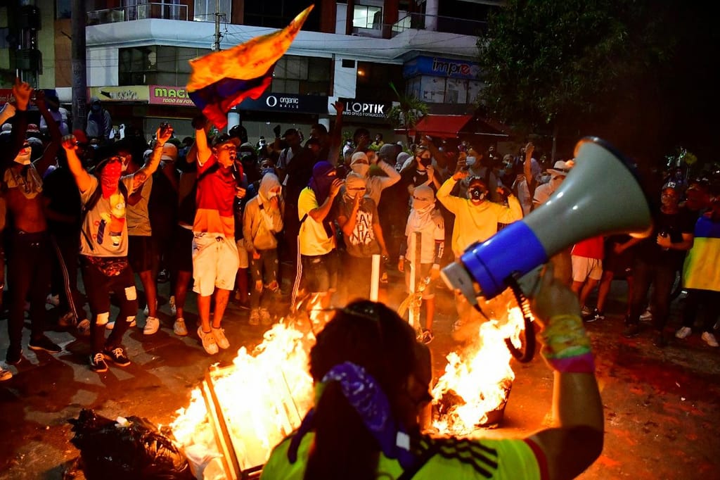 Protestos junto ao estádio Romelio Martinez em Barranquilla, Colômbia (AP Photo)

