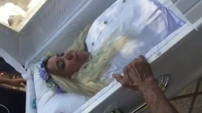 Mulher encena o próprio funeral para ver a reação de amigos e família - TVI