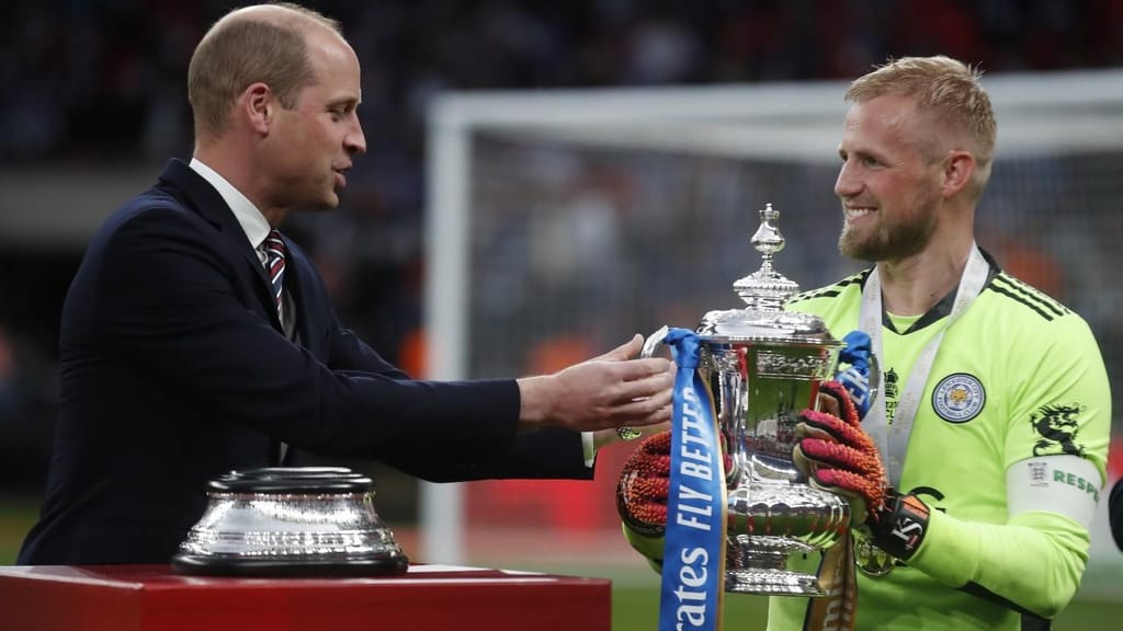 Kasper Schmeichel recebe a FA Cup das mãos do Príncipe William (EPA)