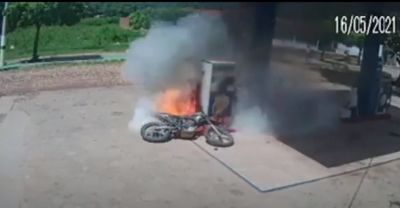 Vídeo mostra mota a arder enquanto abastece de combustível - TVI