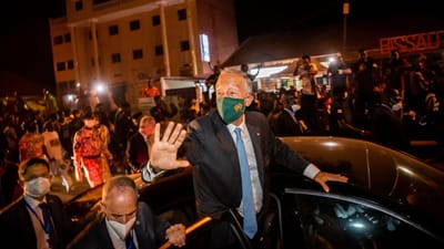 Marcelo recebido com euforia na Guiné-Bissau: «Presi, presi» - TVI