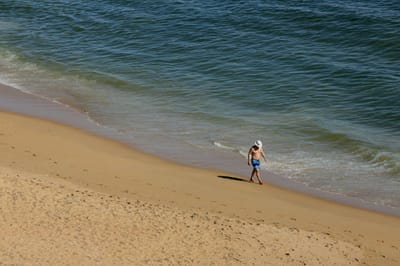Banhos desaconselhados em duas praias de Gaia devido à presença de bactéria - TVI