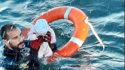 A impressionante imagem de um bebé a ser salvo por um polícia no mar de Ceuta - TVI