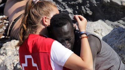 "Vais pagar caro": jovem da Cruz Vermelha que consolou migrante em Ceuta recebe ameaças e insultos - TVI