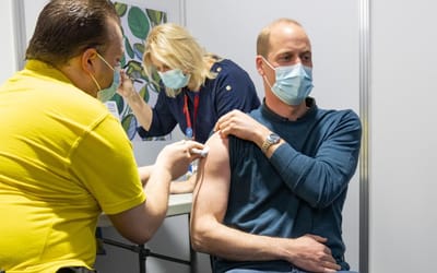 Príncipe William recebe primeira dose da vacina contra a covid-19 - TVI