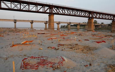 Covid-19 na Índia: margens do rio Ganges transformam-se em cemitério - TVI