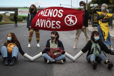 Processo contra jovens que protestaram contra poluição gerada pela aviação segue para inquérito - TVI