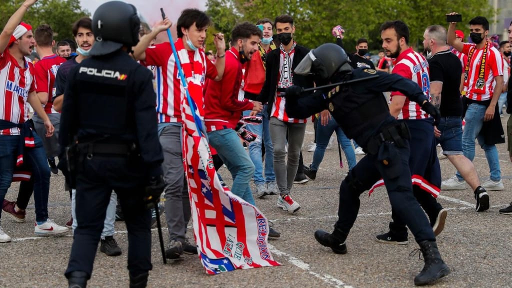 Festejos dos adeptos do Atlético de Madrid em Valladolid obrigaram a intervenção policial (AP)