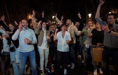 "Botellones" juntam quase 4.000 pessoas nas ruas de Barcelona - TVI