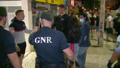 Ingleses na rua depois do fecho dos bares obrigam à intervenção da polícia - TVI