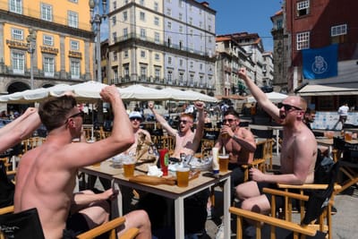 Liga dos Campeões: centenas de adeptos em festa na Ribeira do Porto entre cerveja e cânticos - TVI