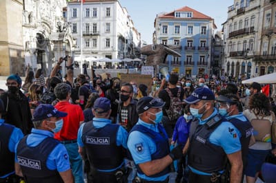 Centenas em Coimbra gritaram que chegou a hora de "os fascistas irem embora" - TVI