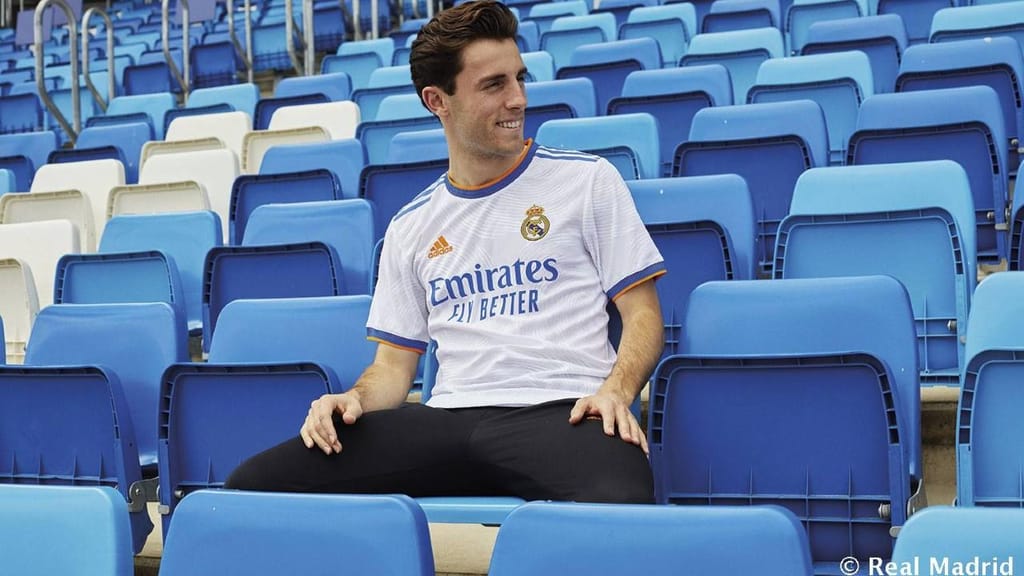 Odriozola com a nova camisola principal do Real Madrid para 2021/2022 (Fotos: Real Madrid)