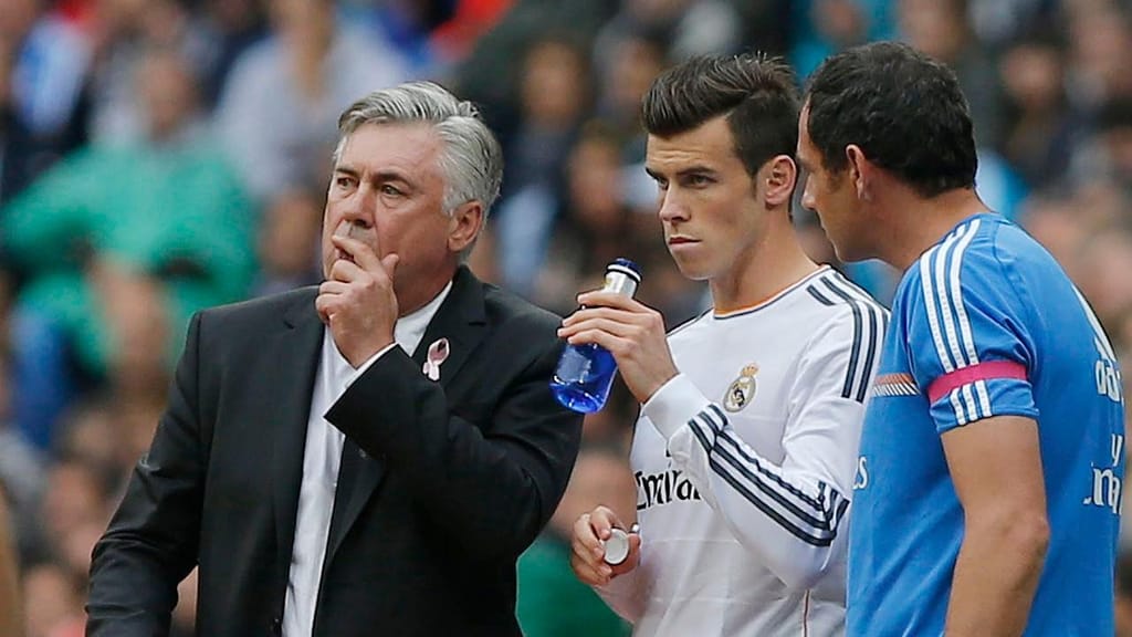 Carlo Ancelotti e Gareth Bale no Real Madrid, em 2013 (Andres Kudacki/AP)