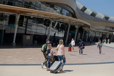 Passageiros de voos internacionais e cruzeiros começam a pagar taxa de 2 euros - TVI