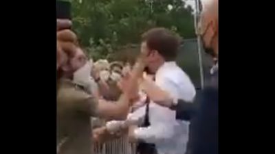 Vídeo: Macron esbofeteado por popular durante visita em França - TVI