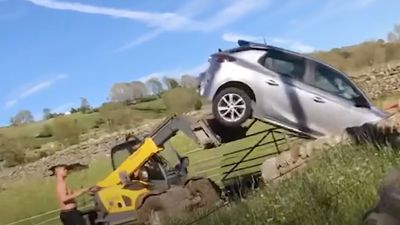 Agricultor usa máquina para virar e destruir carro que bloqueava o caminho - TVI
