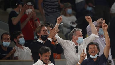 VÍDEO: Nadal e Djokovic em jogo e o público gritou por... Macron - TVI