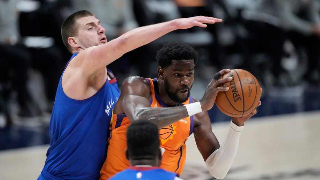 Nikola Jokic e JaMychal Green no Denver Nuggets-Phoenix Suns (David Zalubowski/AP)